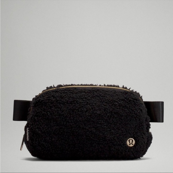 lululemon athletica Handbags - Everywhere belt bag black fleece